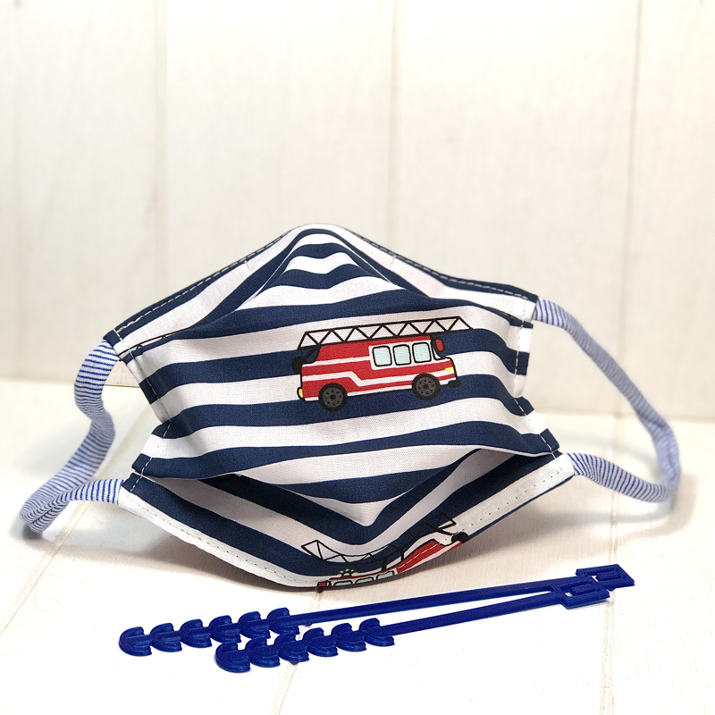 Masque barrière à plis enfant 6 - 9 ans pompiers avec 2 barrettes de maintien offertes